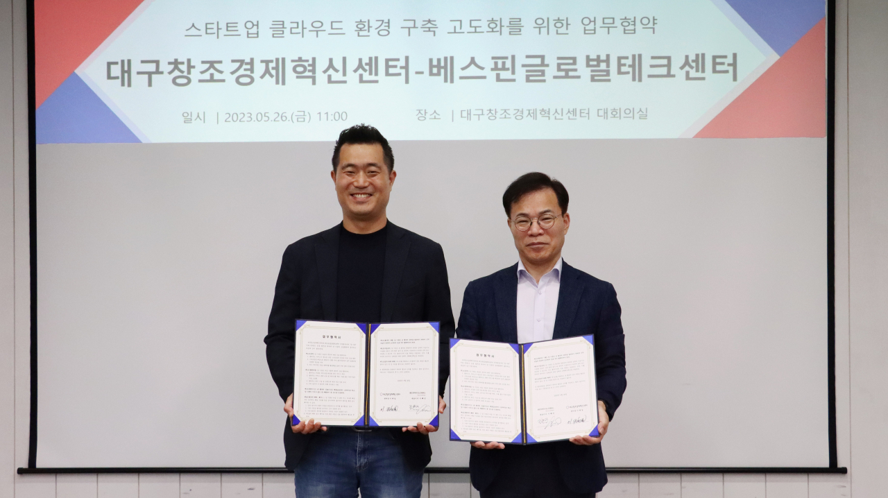 베스핀글로벌 테크센터의 조한진(왼쪽) 센터장과 대구창조경제혁신센터 이재일 센터장이 업무협약 체결 후 기념사진을 촬영하고 있다. [베스핀글로벌 제공]