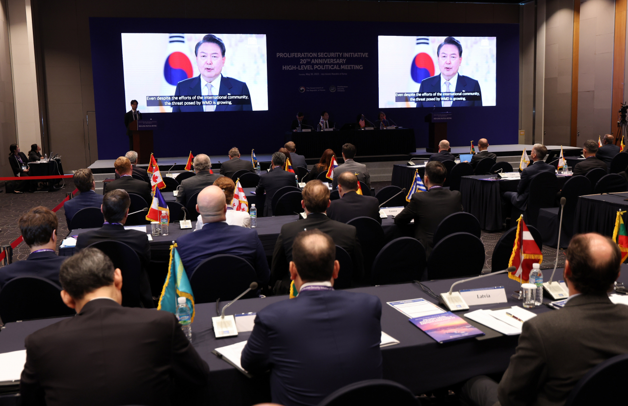 30일 제주 서귀포시 해비치 호텔에서 열린 대량살상무기(WMD) 확산을 방지하기 위한 국제협력체 확산방지구상(PSI) 고위급 회의에서 참석자들이 윤석열 대통령의 영상 메시지를 보고 있다. [연합]