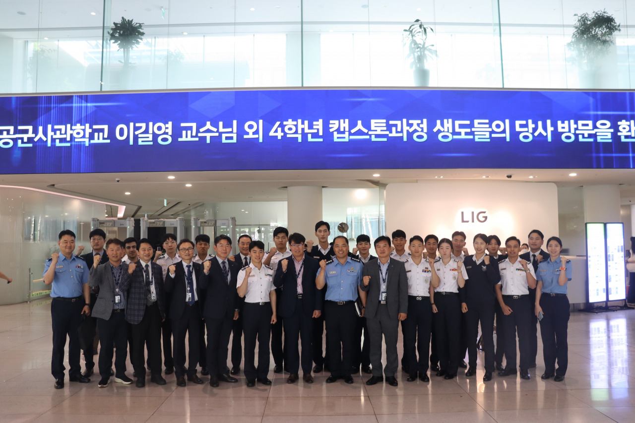 LIG넥스원을 방문한 공군사관학교 4학년 융합캡스톤과정 생도와 교수진이 LIG넥스원 관계자들과 함께 단체사진을 촬영하고 있다. [LIG넥스원 제공]