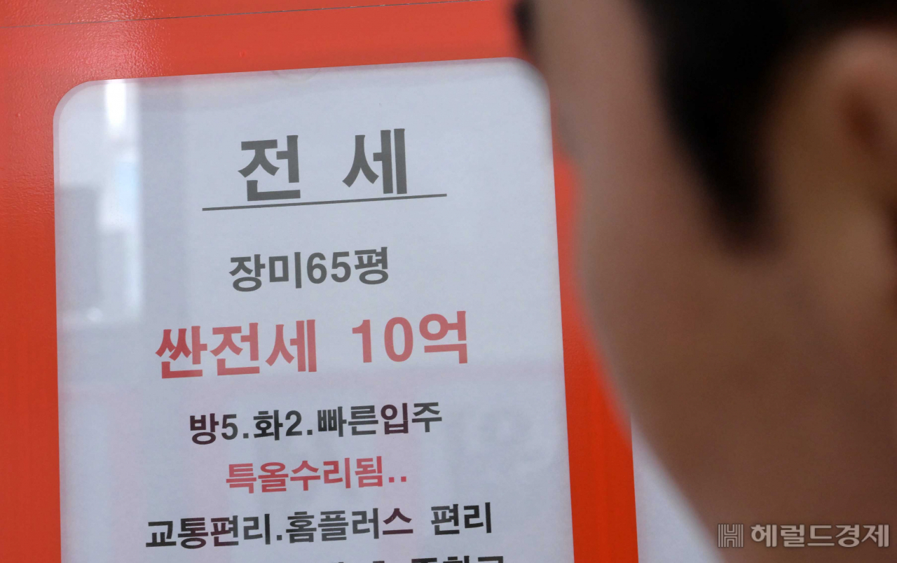 지난해부터 이어진 부동산시장 가격 하락세로 인해 주택 매매시세가 기존 전세보증금보다 낮은 ‘깡통전세’ 위험가구가 16만호를 넘어섰다는 한국은행의 분석이 나온 가운데 30일 오전 서울 송파구 한 아파트 단지 상가 공인중개사 사무실 창문에 아파트 급매물과 상가 임대 등 현황이 붙어 있다. 이상섭 기자