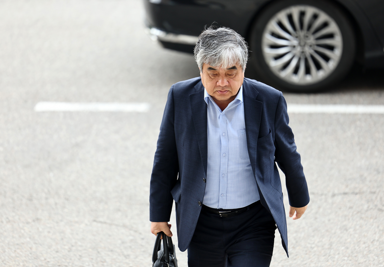 종합편성채널 재승인 심사점수 조작 혐의로 기소돼 면직 위기에 놓인 한상혁 방송통신위원장이 30일 오전 과천 방송통신위원회로 출근하고 있다. [연합]