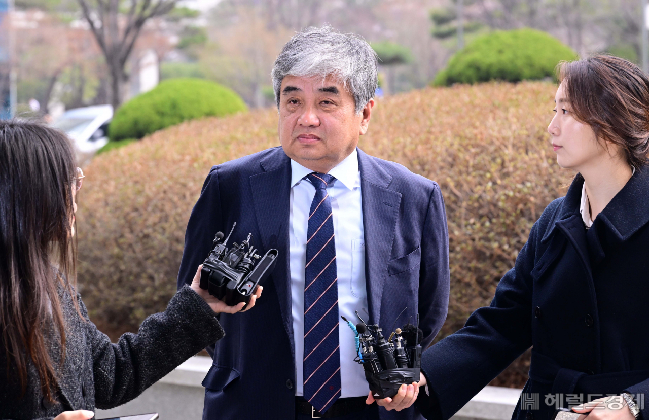 한상혁 방송통신위원장이 지난 3월 22일 서울시 도봉구 서울북부지검에 출석해 기자들의 질문에 답변을 하고 있다. 이상섭 기자
