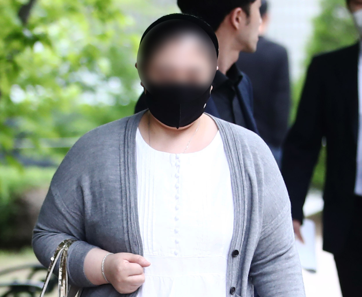 백화점 상품권에 투자하면 고수익을 보장하겠다고 회원들을 속여 140억원을 받아 가로챈 혐의를 받는 인터넷 카페 운영자가 30일 오후 구속 전 피의자 심문(영장실질심사)을 받기 위해 인천지법으로 들어서고 있다. [연합]