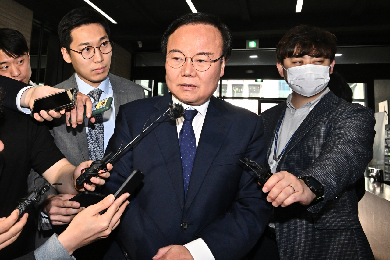 각종 설화와 논란을 일으킨 국민의힘 김재원 최고위원이 8일 오후 서울 여의도 국민의힘 당사에서 열린 중앙윤리위원회 참석에 앞서 입장을 밝히고 있다. 윤리위는 이날 3차 회의를 열고 김재원·태영호 최고위원의 소명을 들은 후 최종 징계 수위를 정한다. 김 최고위원은 '5·18 민주화 운동 정신을 헌법 전문에 넣겠다는 윤석열 대통령 후보는 선거 때 표를 얻으려고 한 것'이라고 한 3월 12일 자 사랑제일교회 발언, '전광훈 목사가 우파진영을 천하통일했다'는 강연, '4·3사건 기념일은 격이 낮다'는 발언 등이 징계 사유다. [연합]