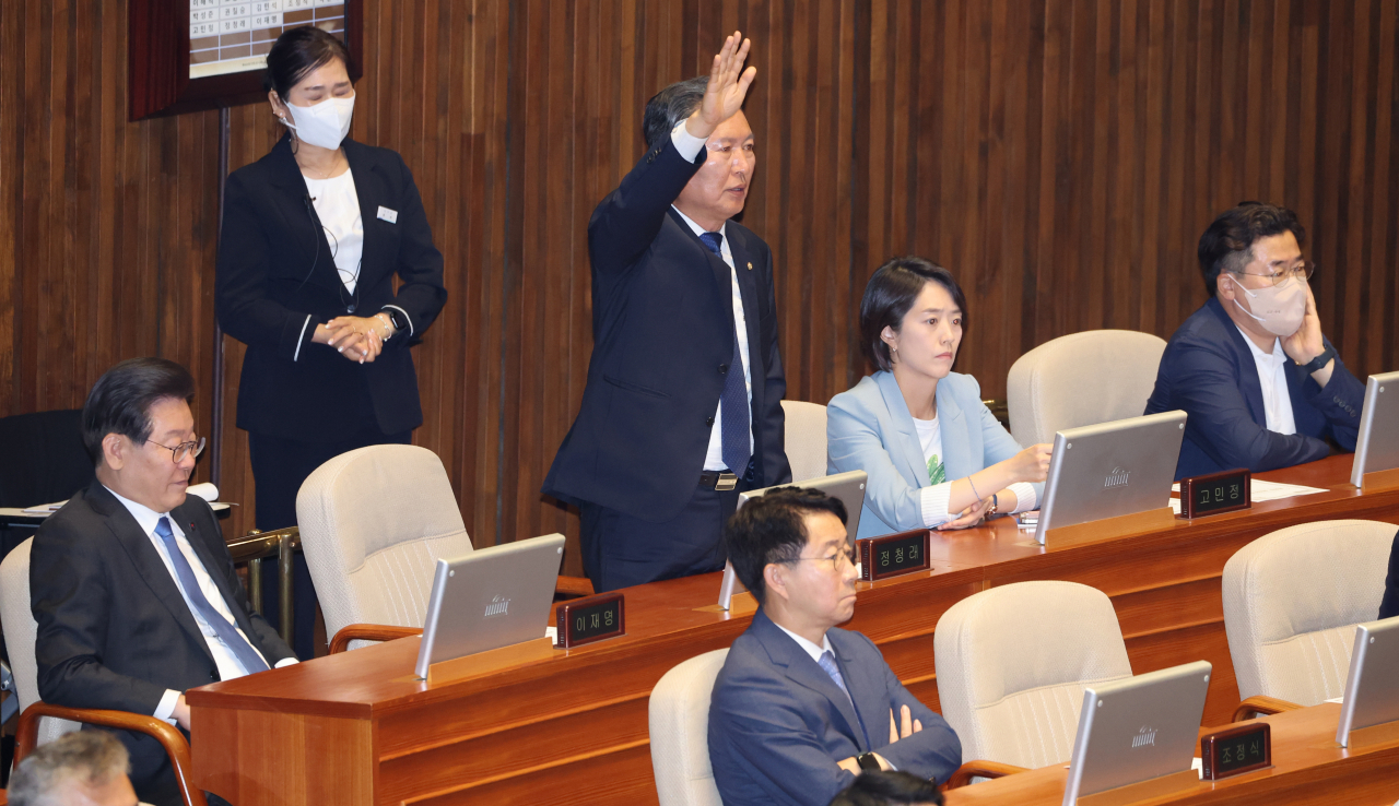 30일 국회 본회의에서 정청래 민주당 의원이 본인이 위원장인 과학기술정보방송통신위원장 사임의 건에 대한 이의를 제기하고 있다. [연합]