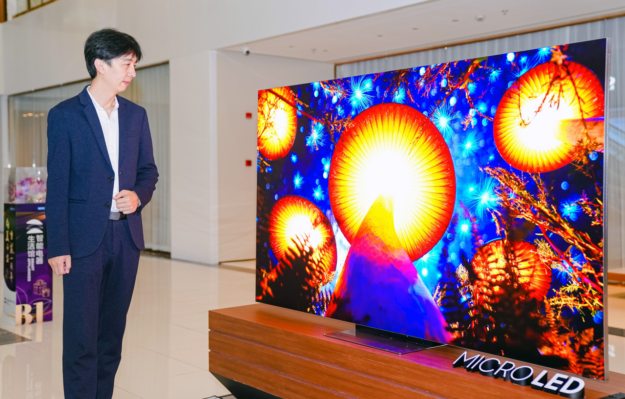 중국 상하이 홈퍼니싱복합몰 홍싱메이카이롱에 전시된 89인치 마이크로 LED를 삼성전자 직원이 소개하는 모습.[삼성전자 제공]