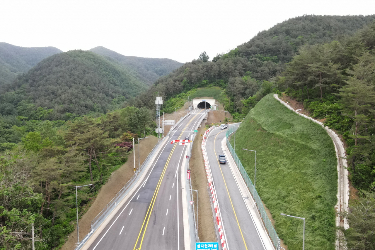 다음달 7일 개통을 앞둔 청송군 삼자현 터널 모습.[청송군 제공]