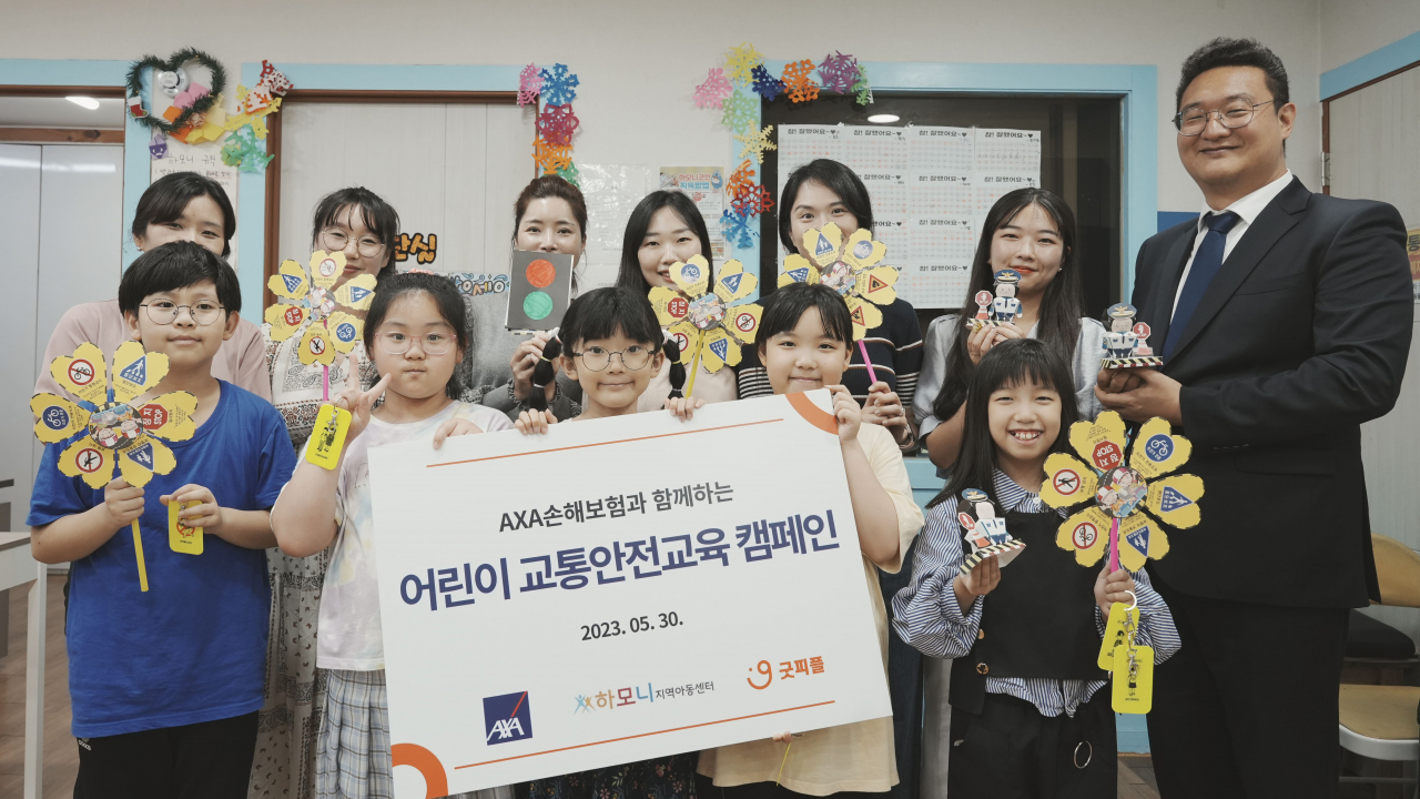 AXA손해보험과 사단법인 굿피플이 지난 30일 서울 구로구 소재 하모니지역아동센터에서 옐로카드 키트 등 교육 물품을 전달하고 신호등 북아트, 스티커 바람개비 만들기를 활용한 어린이 교통안전 교육을 실시했다. [AXA손해보험 제공]