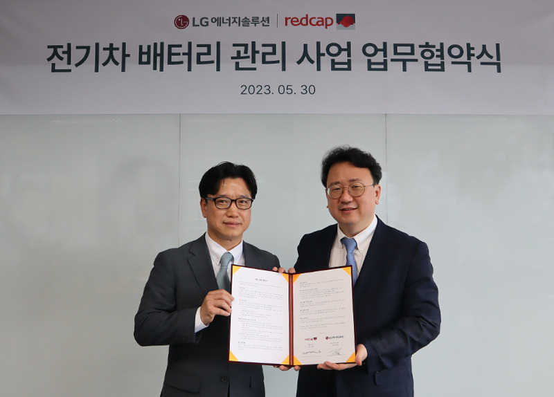 김태영(오른쪽) LG에너지솔루션 서비스사업개발TASK장 담당, 김경열(왼쪽) 레드캡투어 렌터카사업부장 상무가 30일 서울 중구에 위치한 레드캡투어 본사에서 전기차 배터리 관리 사업에 대한 업무협약(MOU)을 체결한 뒤 기념사진을 촬영하고 있다. [LG에너지솔루션 제공]
