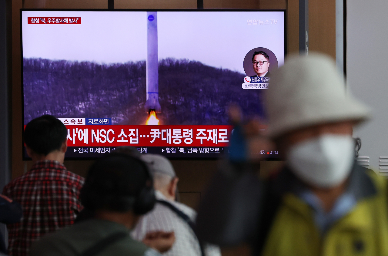 북한이 31일 오전 6시29분께 평안북도 동창리 일대에서 남쪽 방향으로 북한이 주장하는 우주발사체를 발사했다고 합동참모본부가 밝혔다. 이날 오전 서울역 대합실에 시민들이 발사 소식을 전하는 뉴스를 시청하고 있다 . [연합]