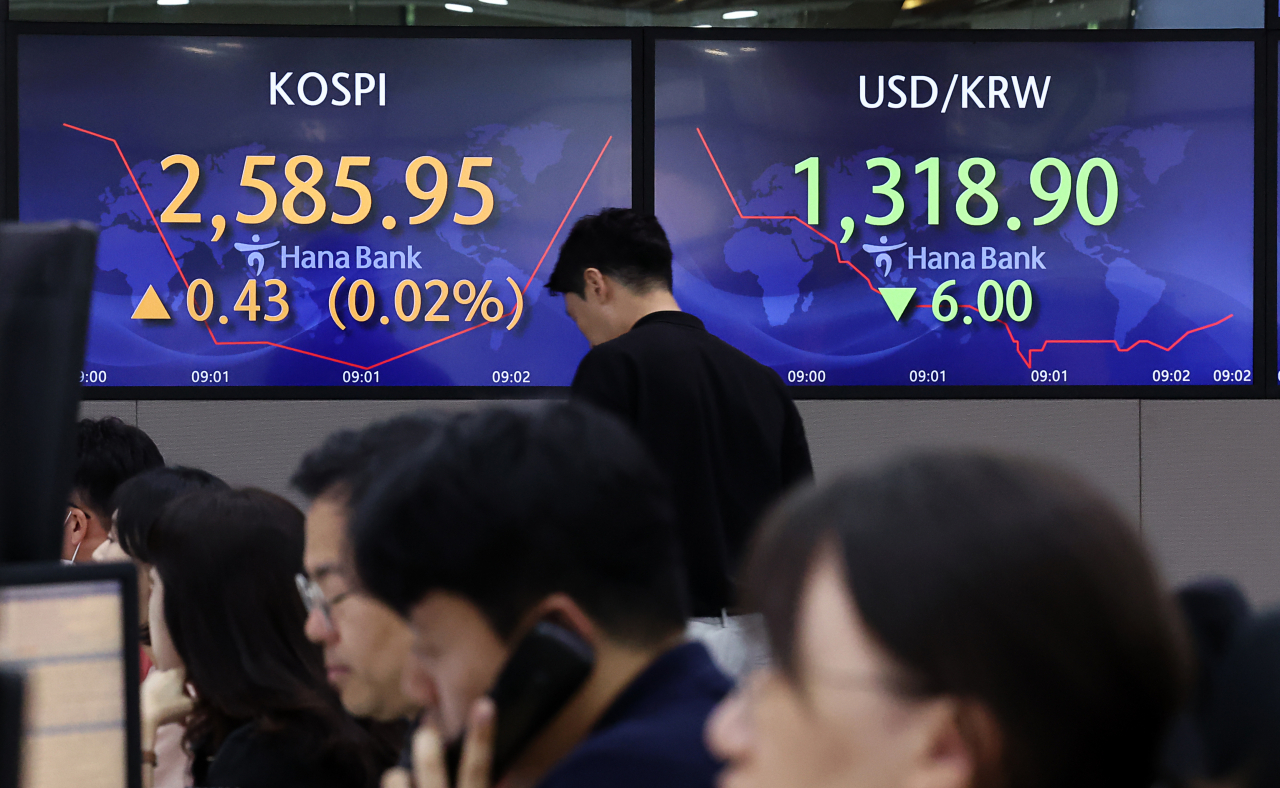 An electronic board showing the Korea Composite Stock Price Index at a dealing room of the Hana Bank headquarters in Seoul on Wednesday. (Yonhap)