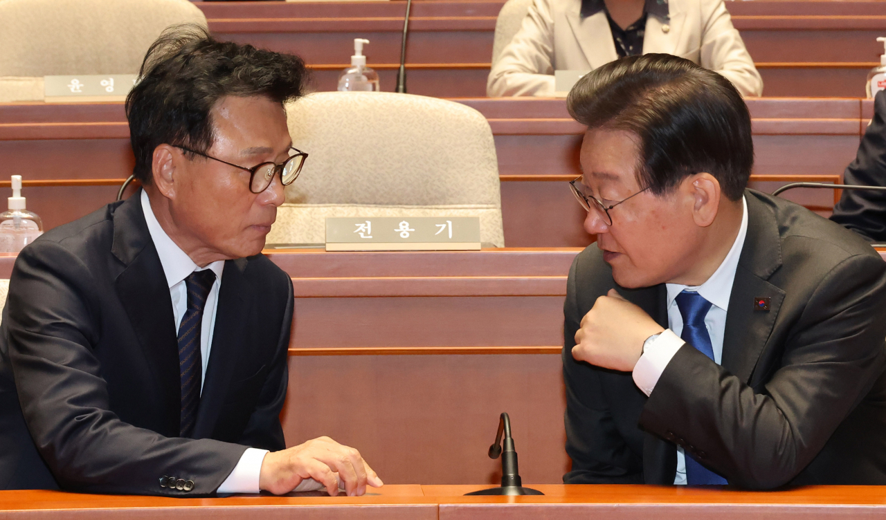 이재명 더불어민주당 대표(오른쪽)가 30일 오후 서울 여의도 국회에서 열린 의원총회에서 박광온 원내대표와 대화하고 있다. [연합]