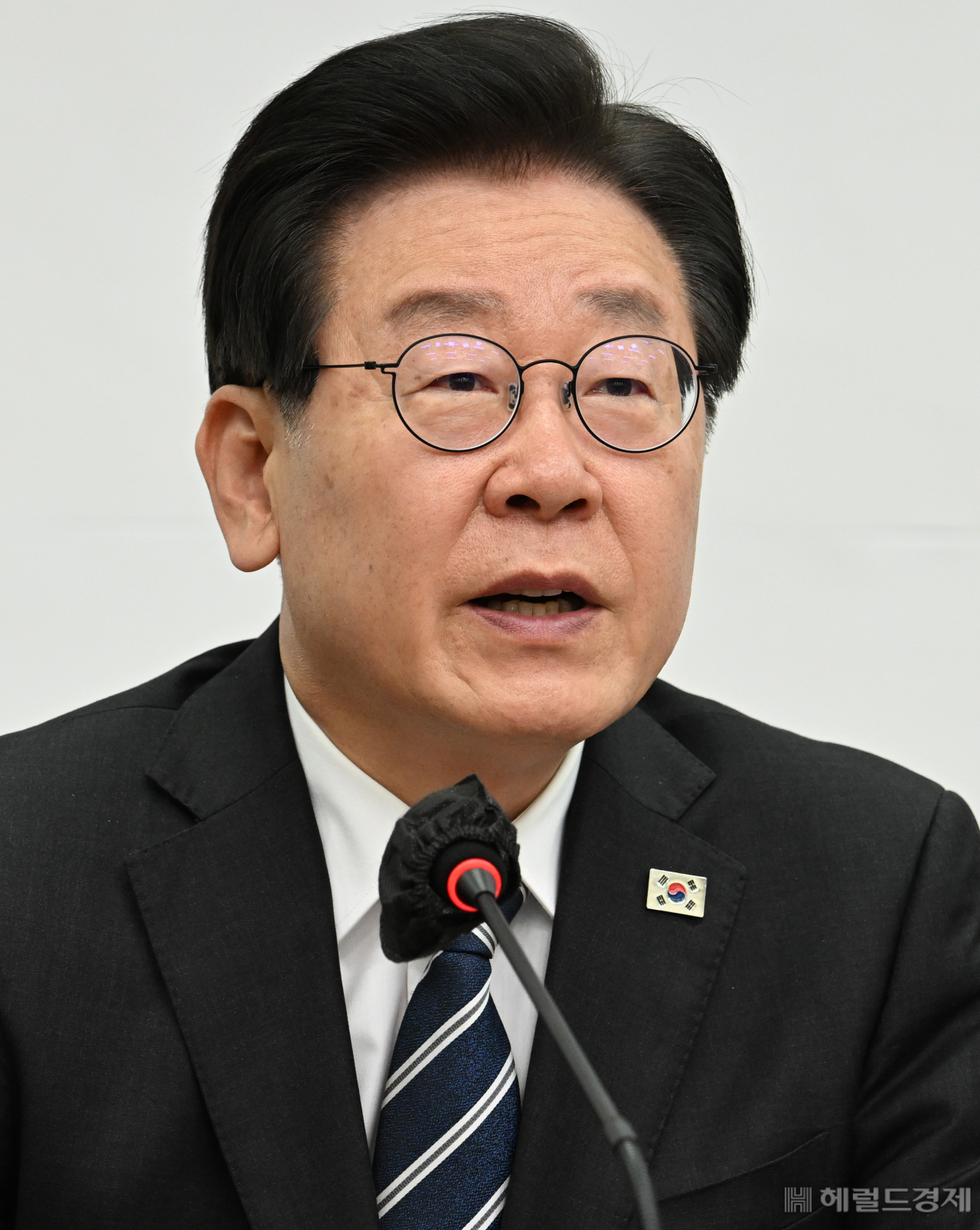 이재명 더불어민주당 당대표가 31일 서울 영등포구 여의도 국회의사당 본청에서 열린 더불어민주당 최고위원회의에 참석해 발언하고 있다. 임세준 기자