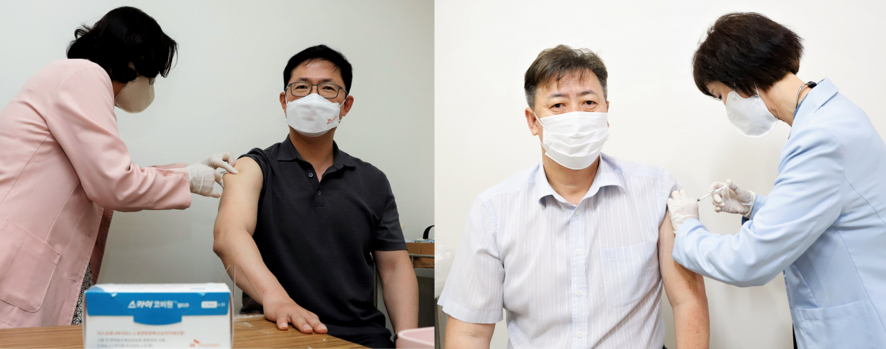 안재용(왼쪽부터) SK바이오사이언스 사장과 김 훈 대표가 스카이코비원을 접종하고 있다. [SK바이오사이언스 제공]