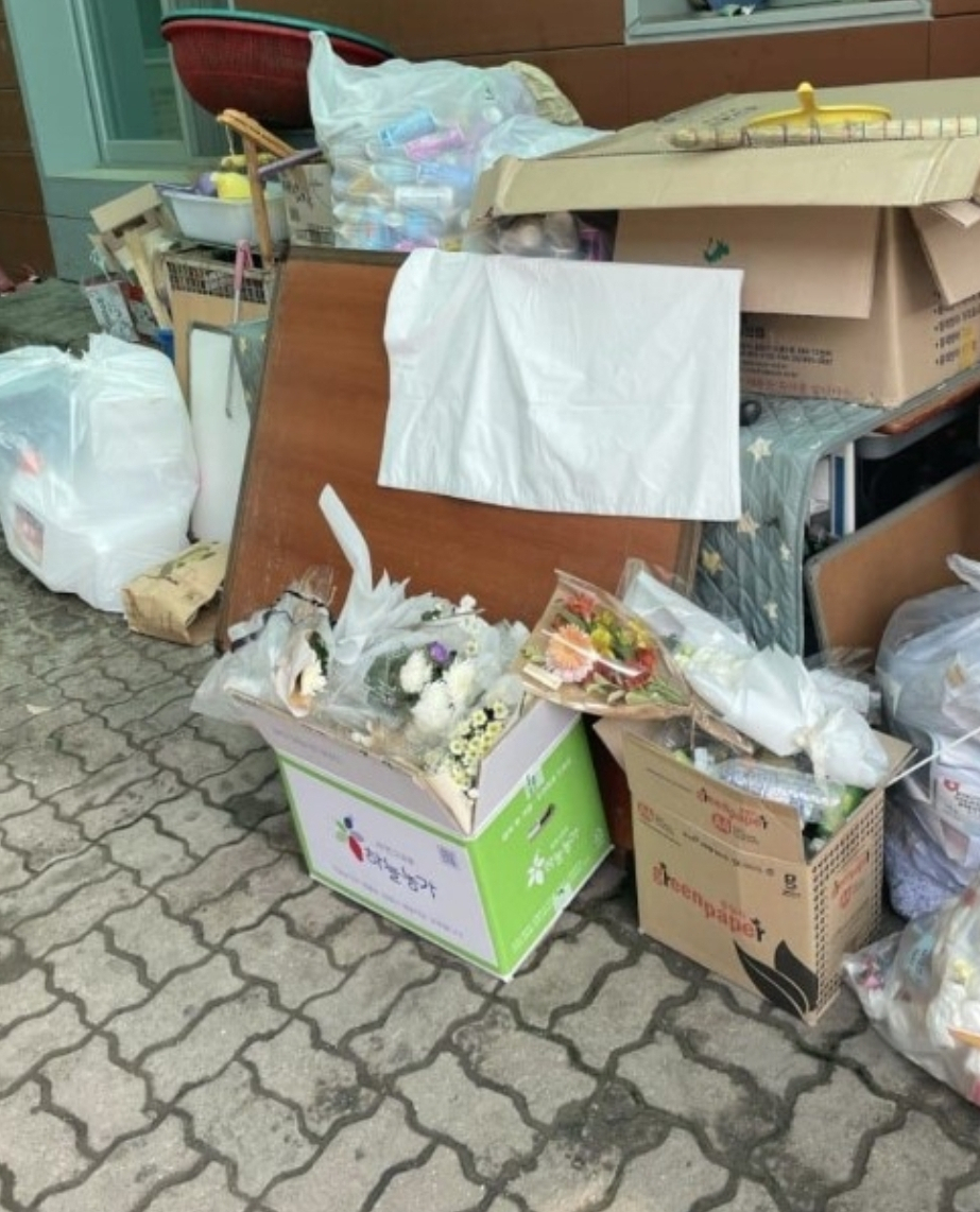 충남 천안시민들이 학교폭력 피해를 호소하고 사망한 고 김상연(18)군을 추모하고자 김군 모교에 가져다 놓은 꽃이 폐기돼 논란이다. [온라인 커뮤니티 캡처]