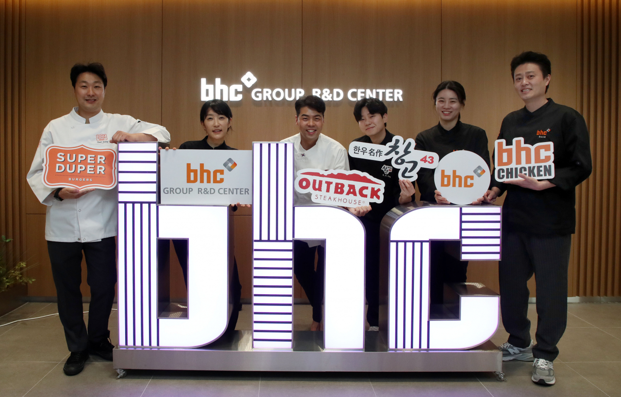 31일 서울 송파구에 위치한 bhc그룹 R&D센터에서 bhc치킨, 아웃백스테이크하우스, 창고43, 슈퍼두퍼 등 bhc그룹 소속 외식 브랜드 담당 연구원들이 포즈를 취하고 있다. [bhc그룹 제공]