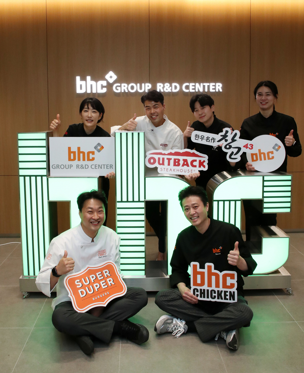 31일 서울 송파구에 위치한 bhc그룹 R&D센터에서 bhc치킨, 아웃백스테이크하우스, 창고43, 슈퍼두퍼 등 bhc그룹 소속 외식 브랜드 담당 연구원들이 포즈를 취하고 있다. [bhc그룹 제공]