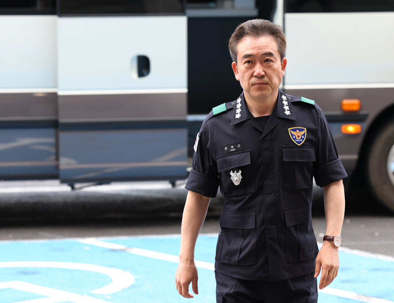 윤희근 경찰청장이 31일 오전 서울 남대문경찰서에서 열린 경비 대책회의를에 참석하기 위해 이동하고 있다. [연합]