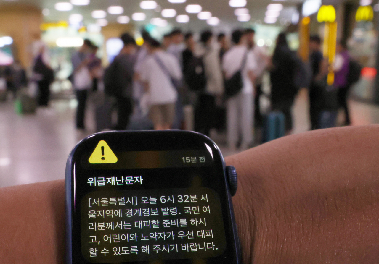 북한이 31일 오전 6시29분께 평안북도 동창리 일대에서 남쪽 방향으로 북한이 주장하는 우주발사체를 발사했다고 합동참모본부가 밝혔다. 이날 오전 서울역 대합실에 학생들이 수학여행을 떠날 준비를 하고 있다. 행안부는 "서울특별시에서 발령한 경계경보는 오발령"이라고 정정했다. 연합뉴스