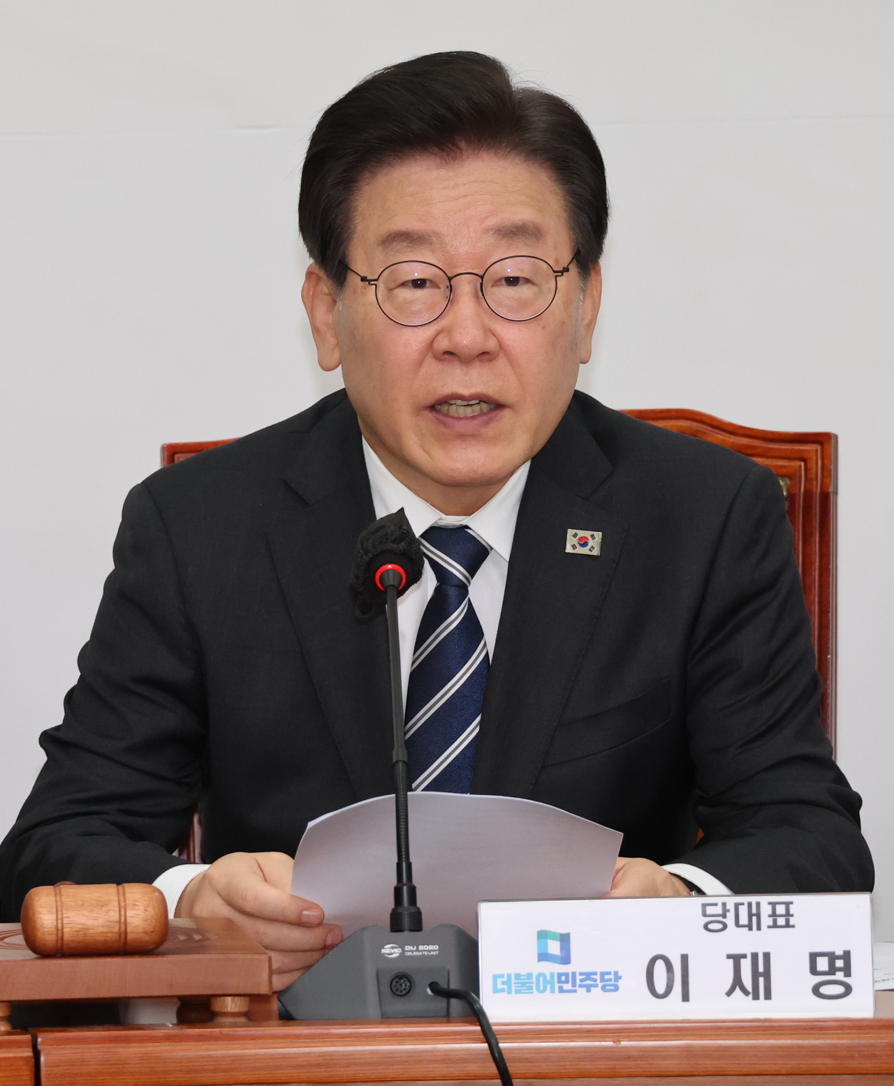 이재명 더불어민주당 대표가 31일 국회 당 사무실에서 최고위원회의를 하고 있다. [연합]