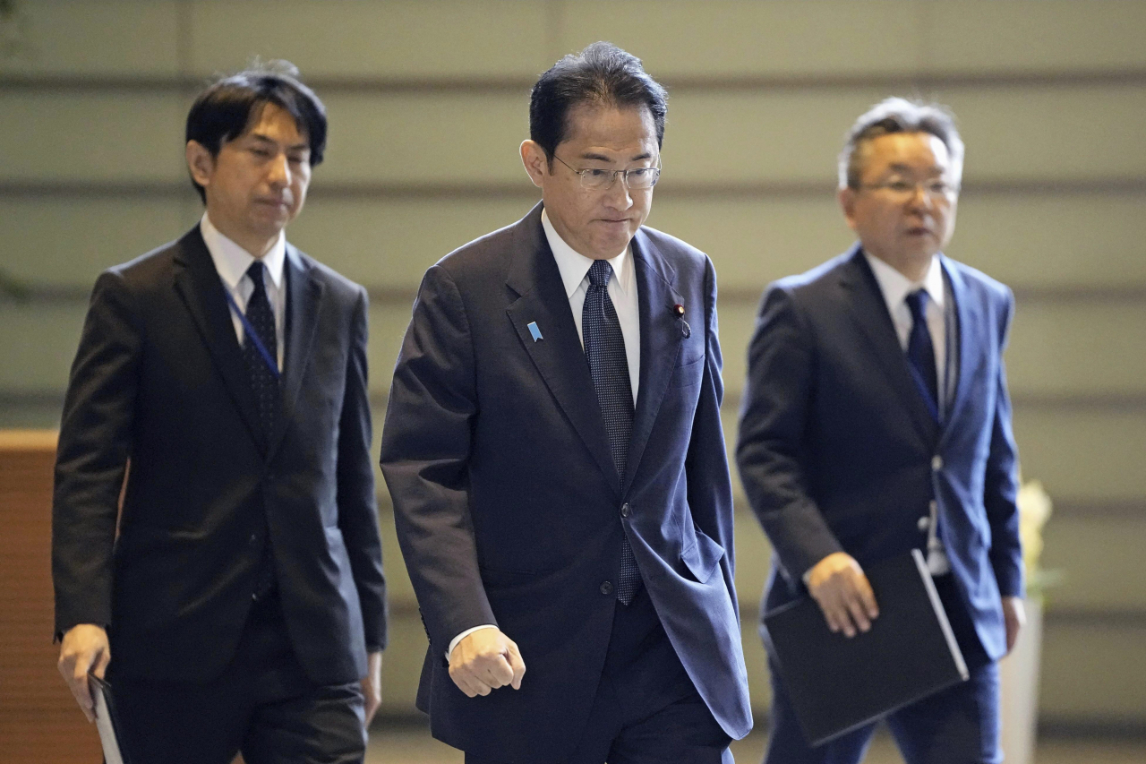기시다 후미오(가운데) 일본 총리가 31일 북한의 우주발사체 발사 소식이 전해지자 급히 집무실에 도착하고 있다. [교도통신]