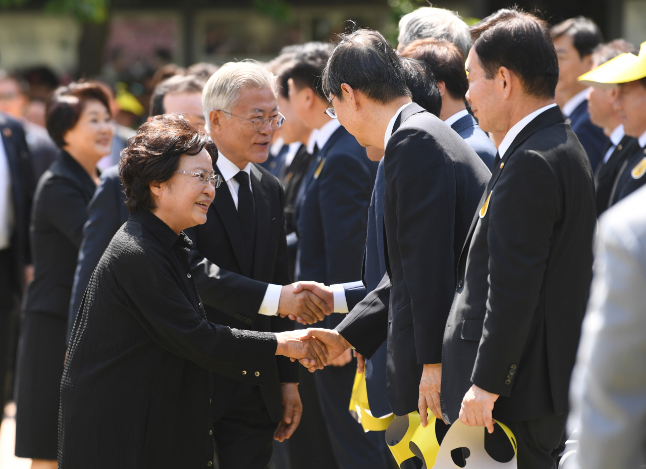 권양숙 여사와 문재인 전 대통령이 23일 경남 김해시 진영읍 봉하마을에서 열린 노무현 전 대통령 서거 14주기 추도식에 참석해 정부 측 인사로 참석한 이진복 정무수석, 한덕수 국무총리와 인사하고 있다. [연합]