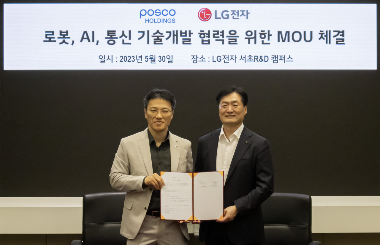 30일 포스코홀딩스와 LG전자가 포스코 스마트팩토리에 LG전자의 로봇, AI, 무선통신기술을 적용해 업그레이드하는 업무 협약을 체결했다. 김병훈(왼쪽) LG전자 부사장(CTO)과 김지용 포스코홀딩스 미래기술연구원장(그룹 CTO). [포스코홀딩스 제공]