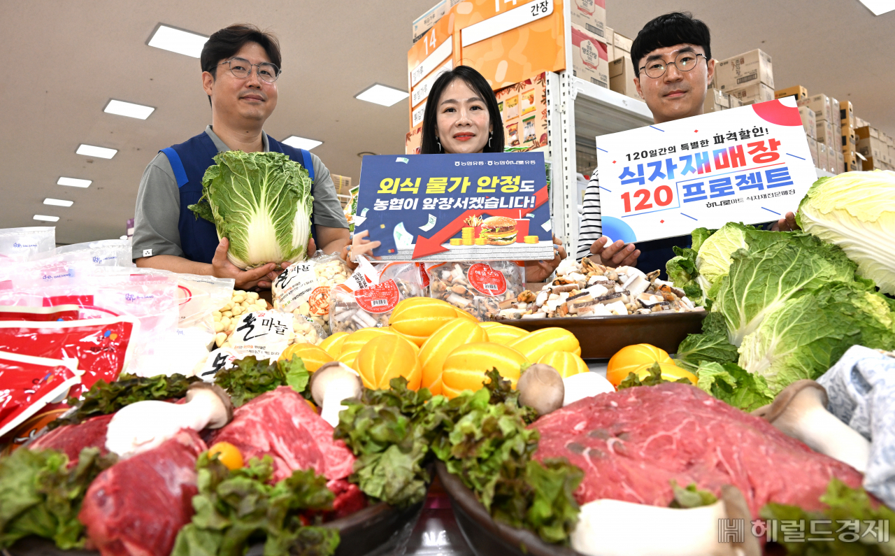 농협유통·농협하나로유통이 31일 서울 서초구 하나로마트 양재점에서 식자재 120 프로젝트 행사를 진행한 가운데 직원들이 다양한 식자재 제품을 선보이고 있다. 임세준 기자