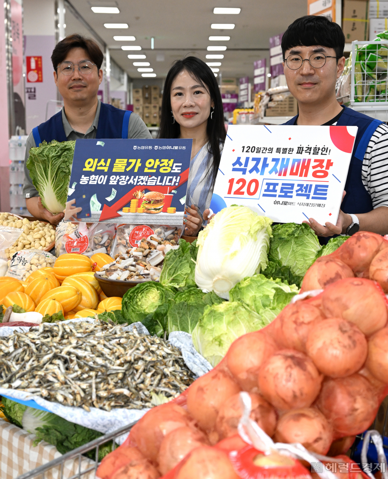 농협유통·농협하나로유통이 31일 서울 서초구 하나로마트 양재점에서 식자재 120 프로젝트 행사를 진행한 가운데 직원들이 다양한 식자재 제품을 선보이고 있다. 임세준 기자