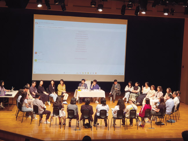 소리극의 터전을 다져온 세 단체 ‘창작하는 타루’, ‘판소리 공장 바닥소리’, ‘판소리 트래블러 KA2729’가 한 자리에 모였다. 2023 남산소리극축제의 일환으로 열린 ‘반상회-할 말 있는 소리극 동네 사람들’을 통해서다. [서울남산국악당 제공]