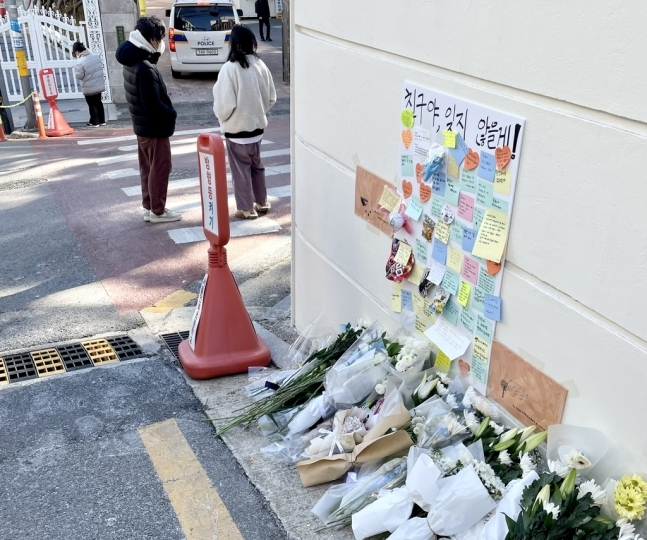 서울 강남구 언북초등학교 앞에 마련된 희생자 추모 공간. [연합]