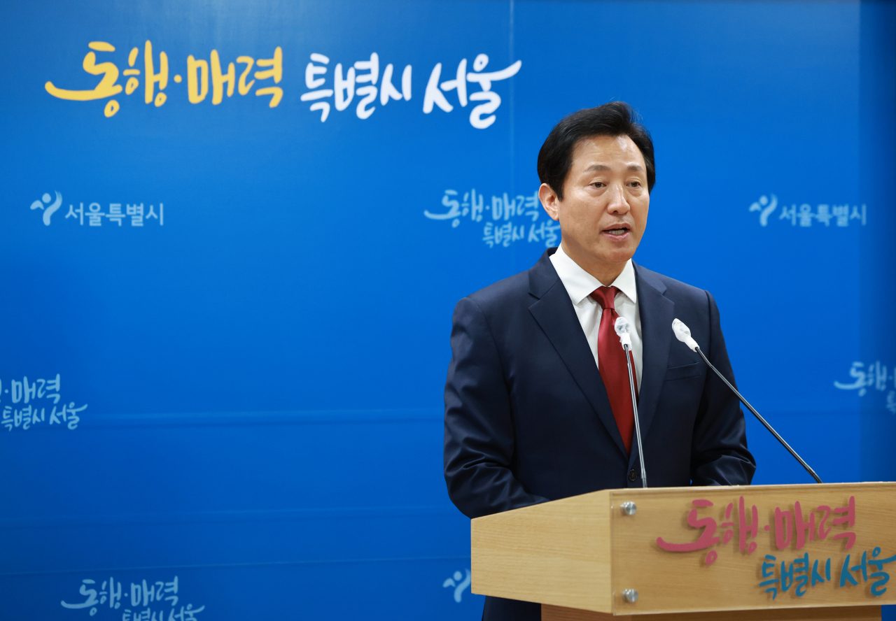 오세훈 서울시장이 31일 시청 브리핑실에서 이날 오전 북한이 주장하는 우주발사체 발사와 관련해 서울시가 발송한 '경계경보' 위급재난 문자 관련 입장을 밝히고 있다. [연합]