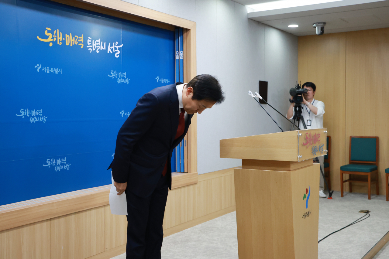 오세훈 서울시장이 31일 시청 브리핑실에서 이날 오전 북한이 주장하는 우주발사체 발사와 관련해 서울시가 발송한 '경계경보' 위급재난 문자 관련 입장을 밝힌 뒤 인사하고 있다. [연합]