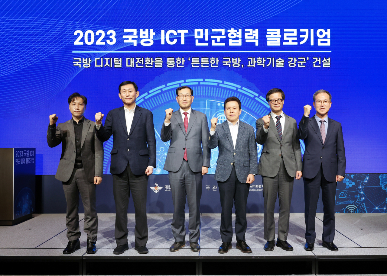 전성배(왼쪽부터 네 번째) 정보통신기획평가원 원장이 기념사진 촬영을 하고 있다.[IITP 제공]
