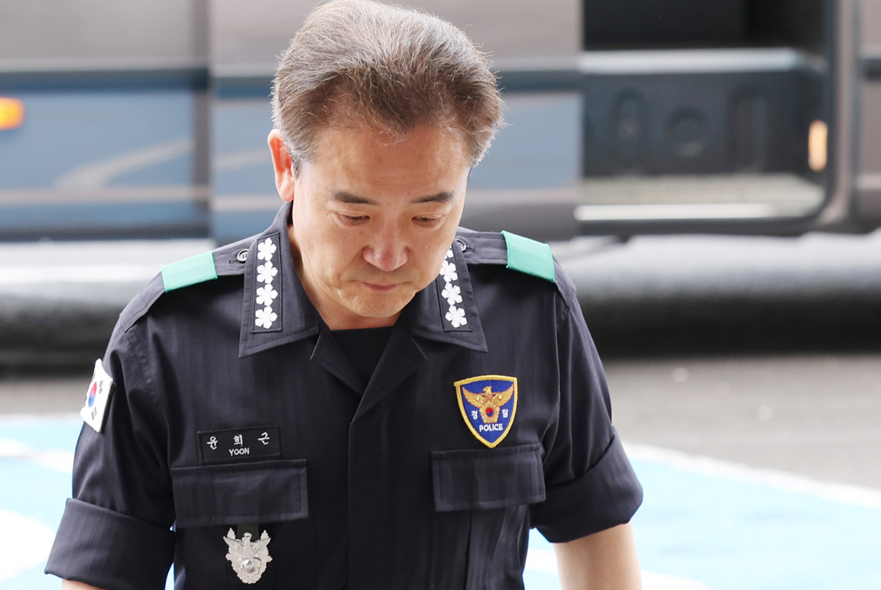 윤희근 경찰청장이 31일 오전 서울 남대문경찰서에서 열린 경비 대책회의를에 참석하기 위해 이동하고 있다. [연합]
