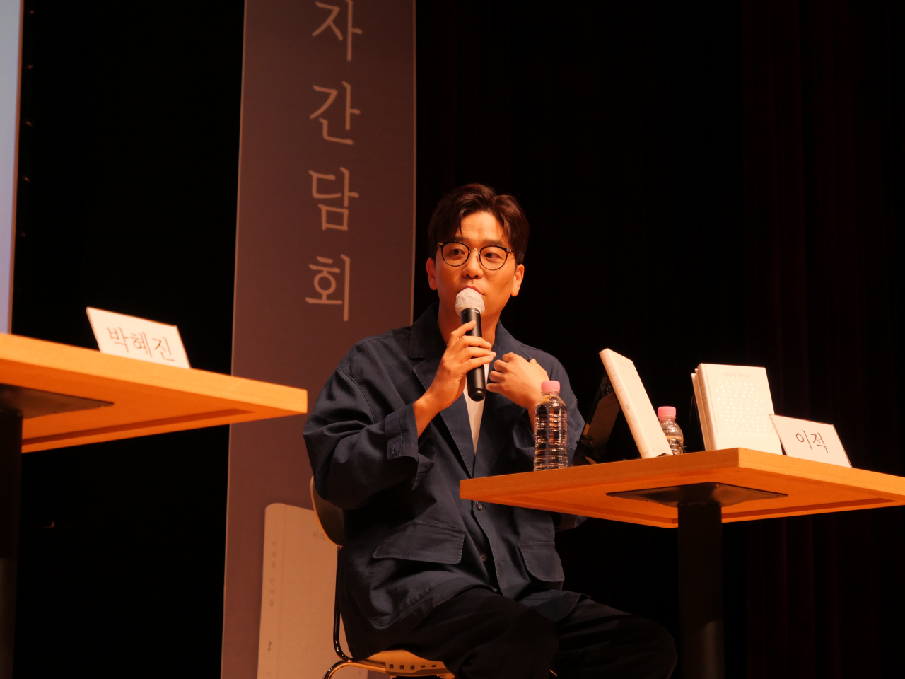 싱어송라이터 이적이 31일 서울 중구 이화여고 백주년기념관에서 첫 산문집 '이적의 단어들' 출판 기념 기자 간담회를 하고 있다. [김영사 제공]
