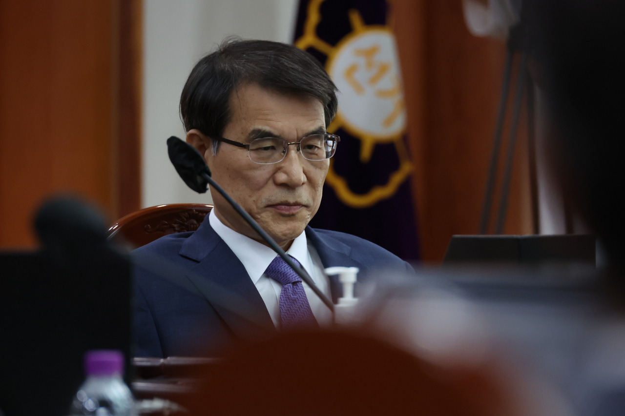 노태악 중앙선거관리위원장이 31일 오후 과천 중앙선거관리위원회에서 고위직 간부들의 자녀 특혜 채용 관련 대책을 마련하기 위해 열린 긴급 위원회의를 주재하고 있다. [연합]