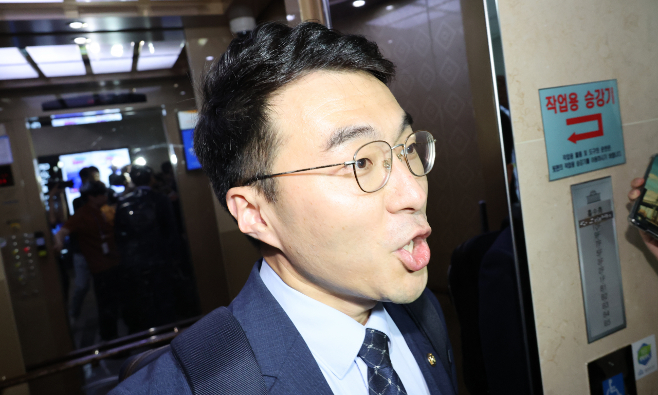 무소속 김남국 의원이 31일 오후 국회 의원 사무실을 나오고 있다. [연합]