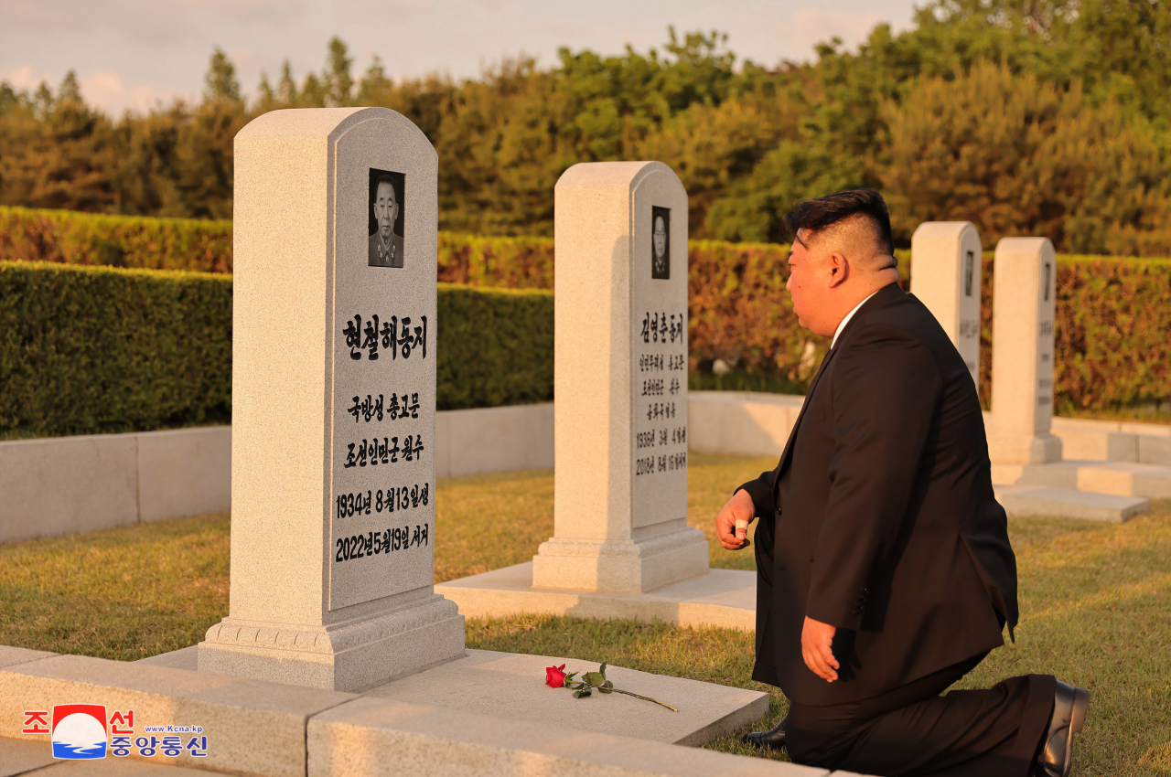 김정은 북한 국무위원장이 자신의 후계자 시절 '왕자교육'을 맡았던 현철해 원수의 사망 1주기를 맞아 묘소를 직접 찾아 참배했다. 조선중앙통신은 김 위원장이 19일 현철해 서거 1주기를 맞아 그가 안장된 평양 형제산구역 신미리애국열사릉을 찾아 헌화했다고 20일 보도했다. 김 위원장은 현철해를 추모하며 묵상했다고 통신은 전했다. [연합]