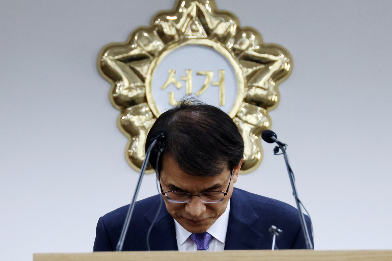 노태악 중앙선거관리위원장이 31일 오후 과천 중앙선거관리위원회에서 고위직 간부들의 자녀 특혜 채용 의혹에 대한 특별감사 결과와 후속대책을 발표하기에 앞서 사과 인사를 하고 있다. [연합]