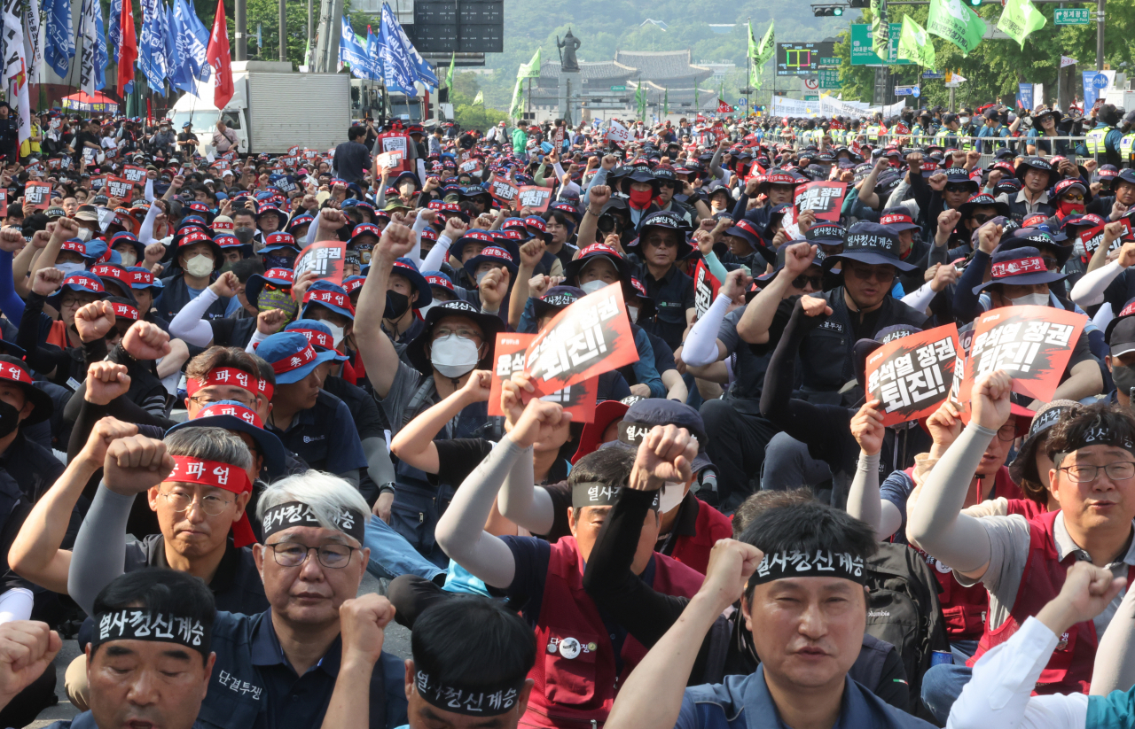 31일 서울 세종로에서 열린 민주노총 노동탄압 중단 총력투쟁대회에서 참석자들이 구호를 외치고 있다. 연합뉴스