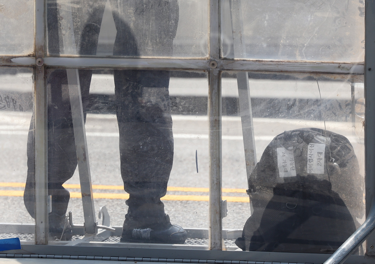 31일 오후 서울 용산구 대통령실 인근에서 건설노조의 정부 규탄집회에 '예비캡사이신' 글자가 적힌 가방이 놓여져 있다. 민주노총이 이날 도심 대규모 집회를 열기로 한 가운데 윤희근 경찰청장은 불법행위가 발생할 경우 캡사이신 분사기를 활용해 해산 조치하겠다고 재차 경고했다. [연합]