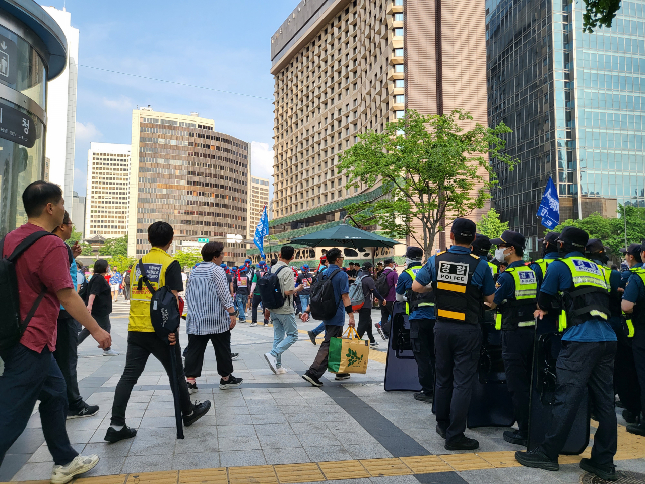 31일 오후 5시20분께 민주노총 경고파업 결의대회가 종료 후 참석자들이 해산하고 있다. 박혜원 기자