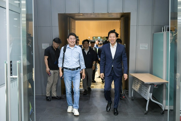 노관규 순천시장(왼쪽)과 오세훈 서울시장이 31일 강연을 마치고 나란히 걷고 있다. [순천시 제공]