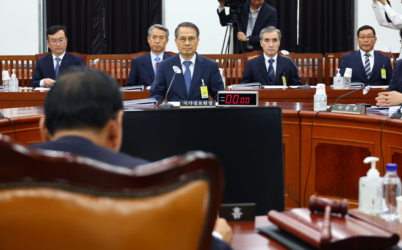 김규현 국가정보원장이 31일 오후 국회에서 열린 정보위원회 전체회의에 출석해 회의 시작을 기다리고 있다. 왼쪽부터 김남우 국정원 기조실장, 권춘택 1차장, 김 국정원장, 김수연 2차장, 백종욱 3차장. [연합]