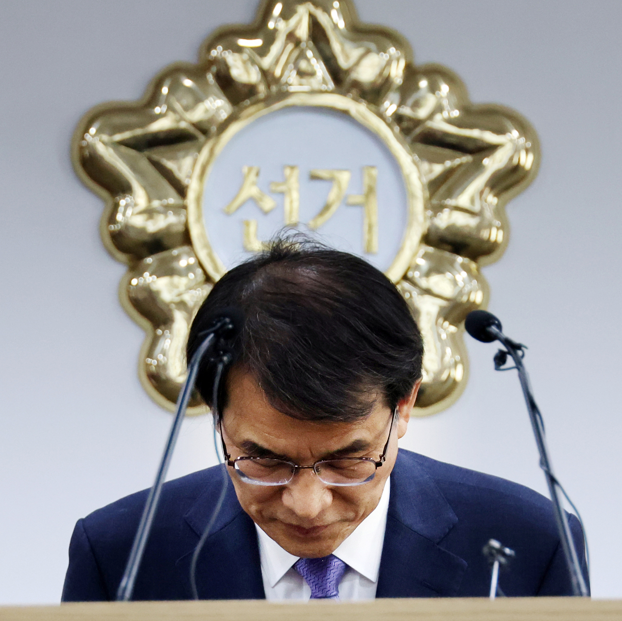 노태악 중앙선거관리위원장이 31일 오후 과천 중앙선거관리위원회에서 고위직 간부들의 자녀 특혜 채용 의혹에 대한 특별감사 결과와 후속대책을 발표하기에 앞서 사과 인사를 하고 있다. [연합]