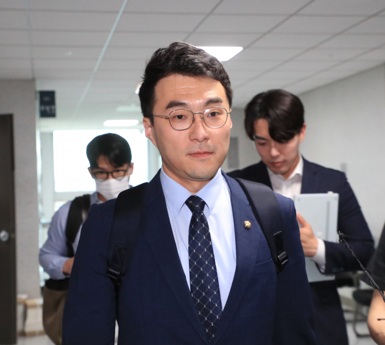 김남국 무소속 의원이 지난달 31일 오후 국회 의원 사무실을 나오고 있다. [연합]