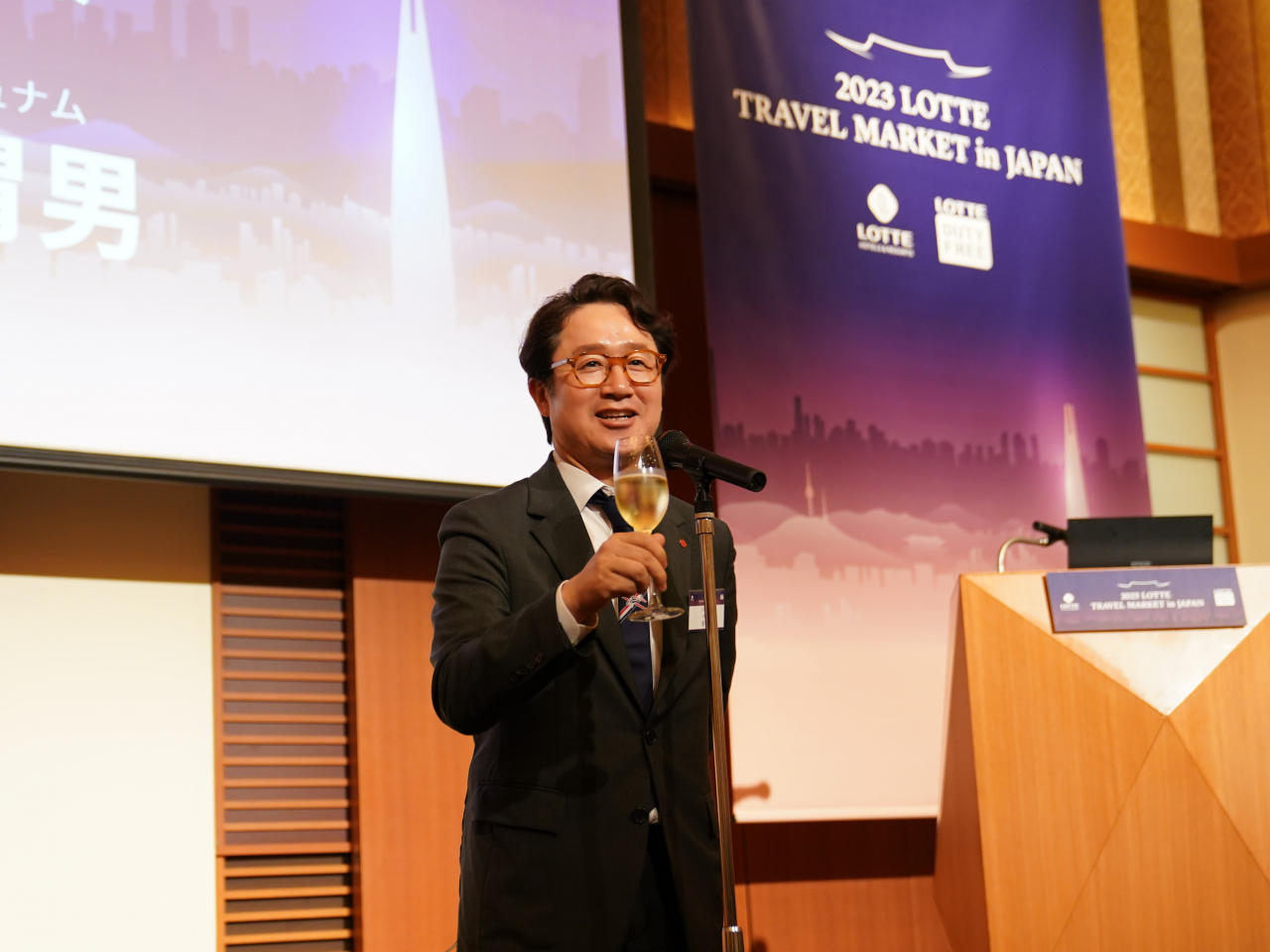 김주남 롯데면세점 대표가 5월 30일 일본 도쿄 더 페닌슐라 도쿄 호텔에서 열린 로드쇼에서 건배 제의를 하고 있다. [롯데면세점 제공]