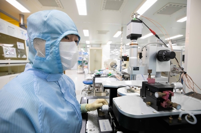 KAIST 학생들이 반도체 관련 연구를 수행하고 있는 모습.[KAIST 제공]