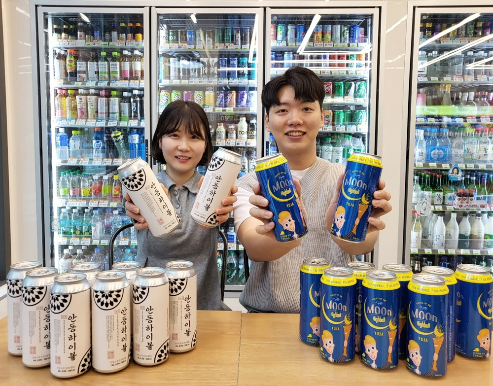 CU가 업계 최초로 전통주를 섞어 만든 ‘안동 소주 하이볼’을 선보였다. 모델들이 해당 상품을 소개하고 있다. [CU 제공]